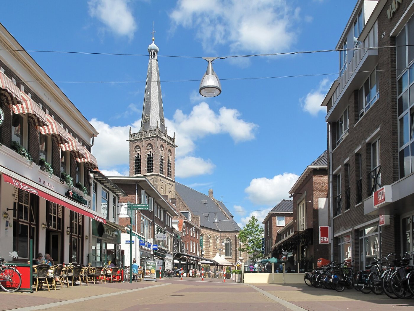 De Vismarkt aan het water in Doetinchem, met terrassen en de Grote Kerk op de achtergrond