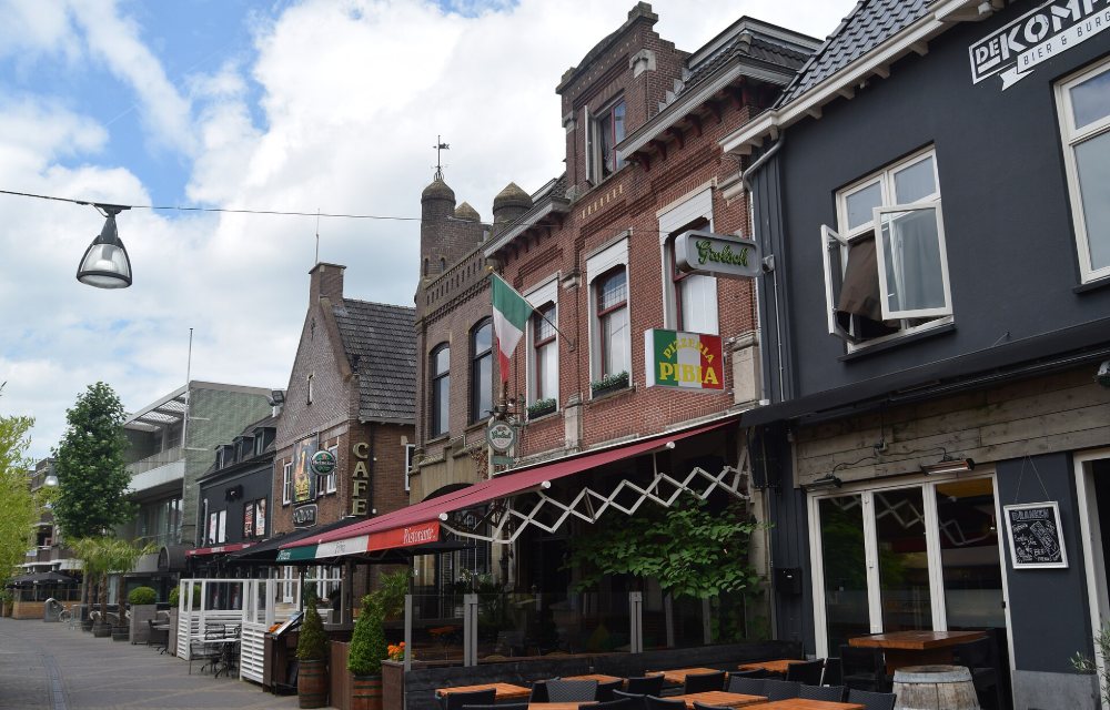 De Grote Markt in Doetinchem met terrassen en de Grote Kerk