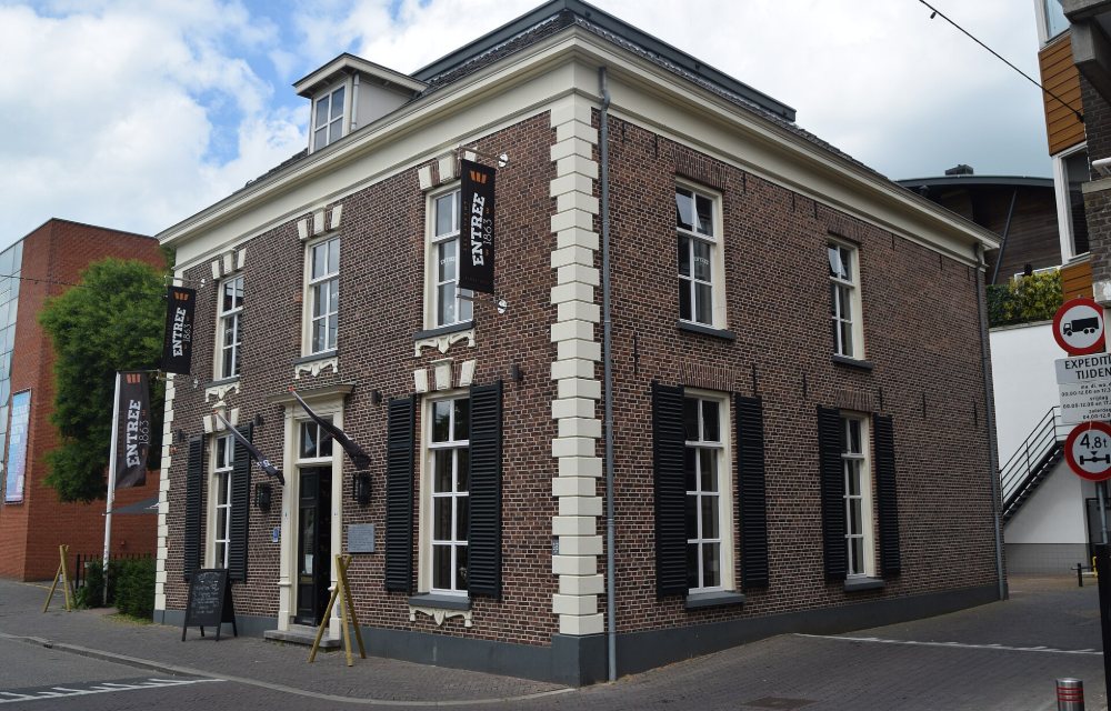 Het Kasteel van Doetinchem gezien over het water